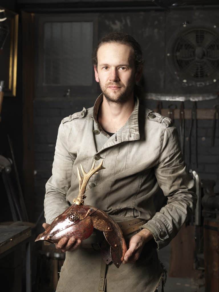 David Camarasa con una escultura de un ciervo